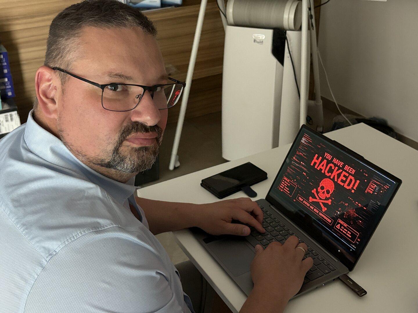 Verschlüsselter Computer nach einem Ransomware-Angriff – Aufnahme aus dem KURIER-Bericht